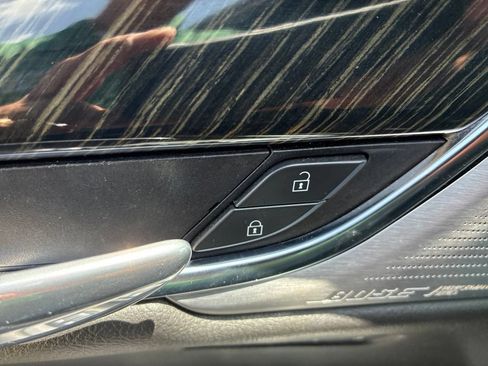Used 2022 Cadillac XT6 Premium Luxury w/ Technology Package FWD image 9