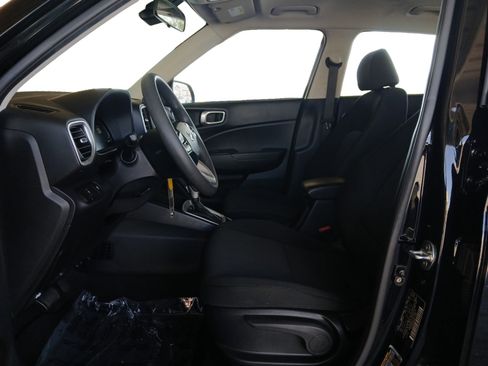 Used 2024 Hyundai Venue SE image 9