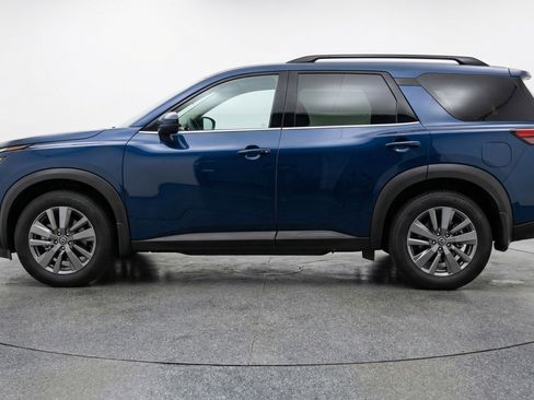 Used 2025 Nissan Pathfinder SV image 5
