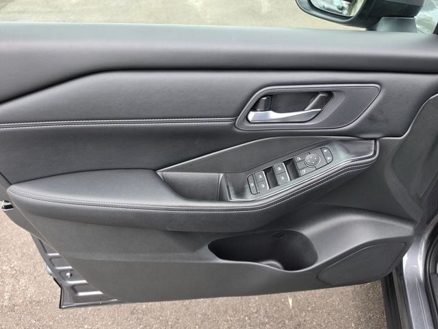 Used 2026 Nissan Rogue SL FWD image 3