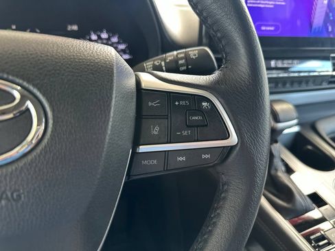 Certified 2025 Toyota Sienna XLE FWD image 29