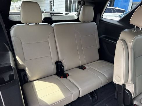Used 2023 Chevrolet Traverse Premier FWD image 35