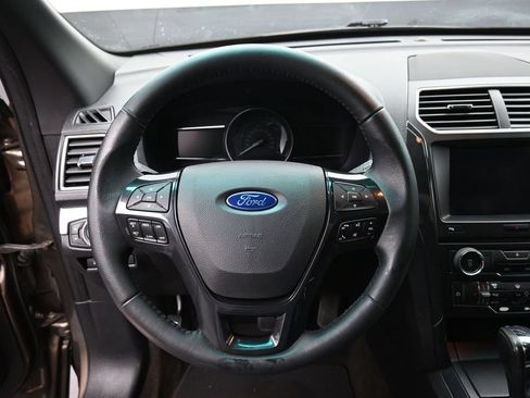 Used 2016 Ford Explorer XLT w/ Equipment Group 202A FWD image 27