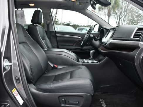 Used 2017 Toyota Highlander Limited Platinum image 23