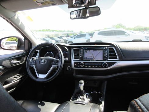 Used 2016 Toyota Highlander XLE AWD/4WD image 25