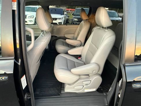Used 2019 Toyota Sienna XLE FWD image 33