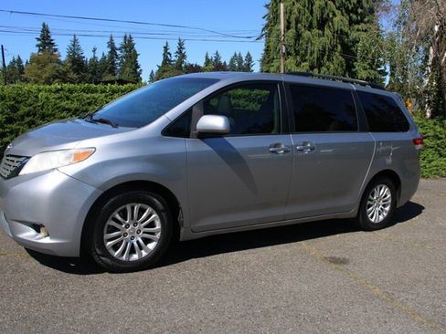 Used 2011 Toyota Sienna XLE w/ Entertainment Pkg FWD image 1