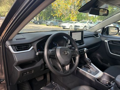 Used 2025 Toyota RAV4 LE image 28