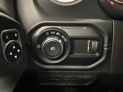 Used 2024 Jeep Wrangler Unlimited Sahara AWD/4WD image 32
