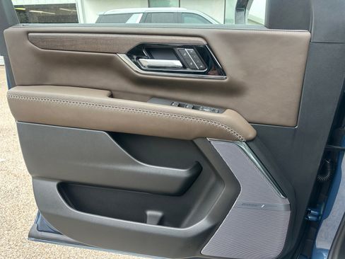 Used 2025 GMC Yukon XL Denali Ultimate AWD/4WD image 30