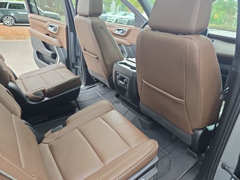 Used 2024 Chevrolet Suburban High Country AWD/4WD image 11
