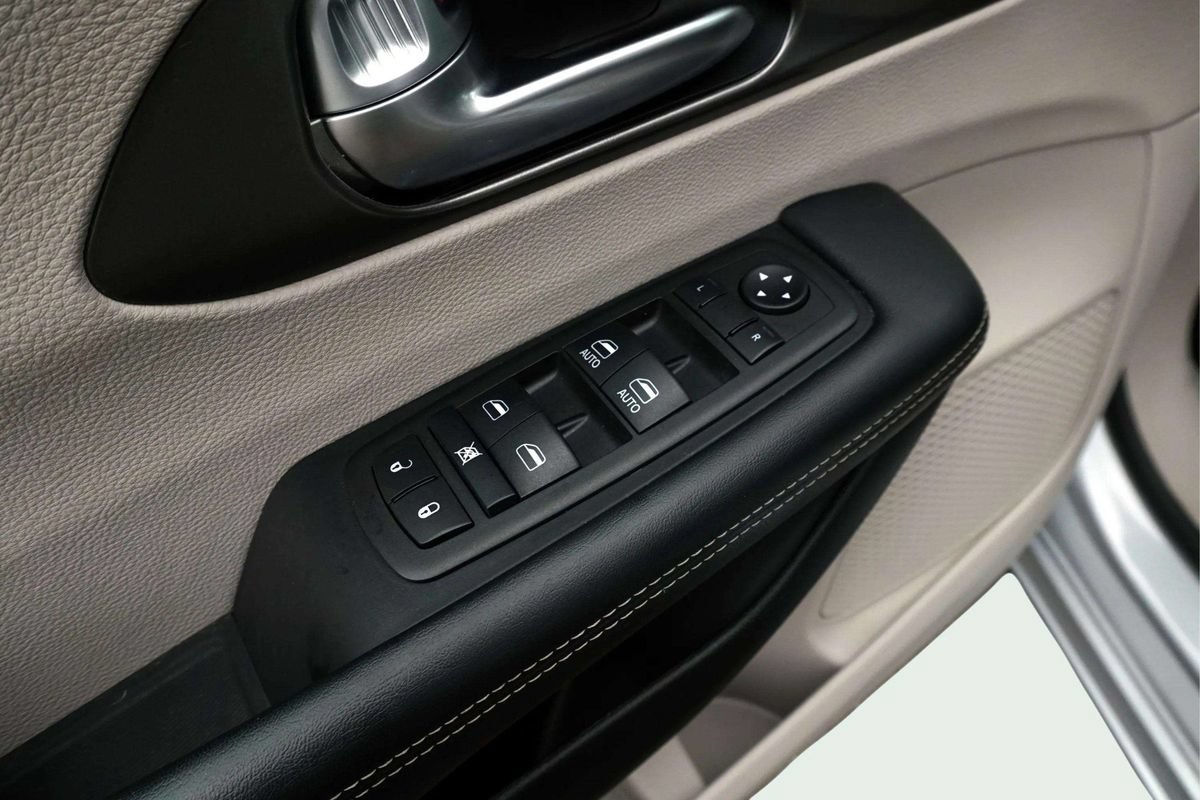 Used 2024 Chrysler Pacifica Limited FWD image 17