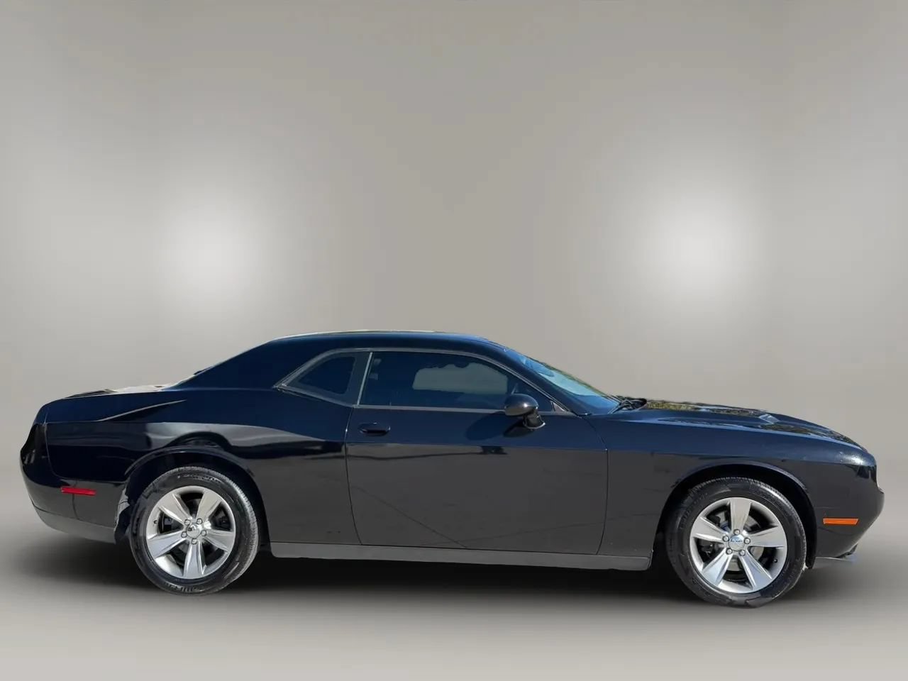 Used 2016 Dodge Challenger SXT RWD image 4