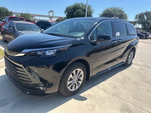 New 2026 Toyota Sienna XLE FWD image 2
