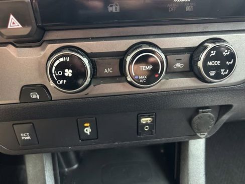 Used 2016 Toyota Tacoma TRD Sport image 16