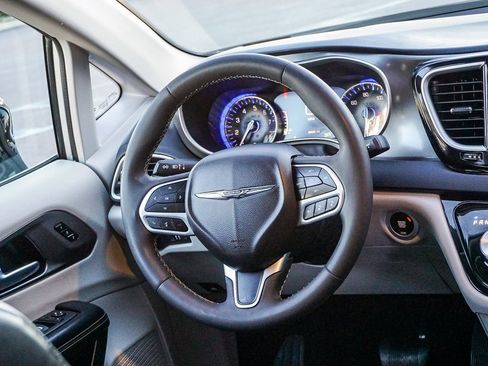 Used 2024 Chrysler Pacifica Touring-L image 17