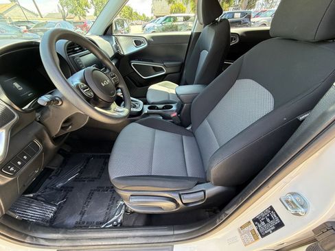 Used 2025 Kia Soul LX w/ LX Technology Package image 23