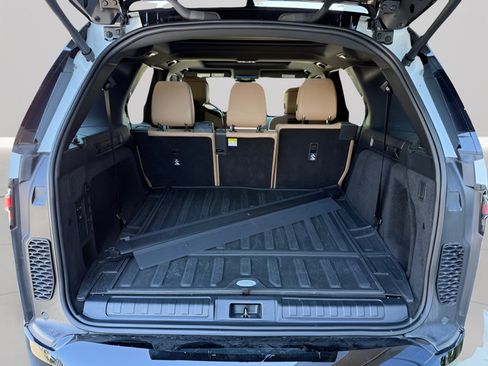 Certified 2025 Land Rover Discovery Dynamic SE AWD/4WD image 30