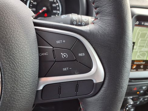 Used 2023 Jeep Renegade Trailhawk w/ Trailhawk Elite Group AWD/4WD image 12