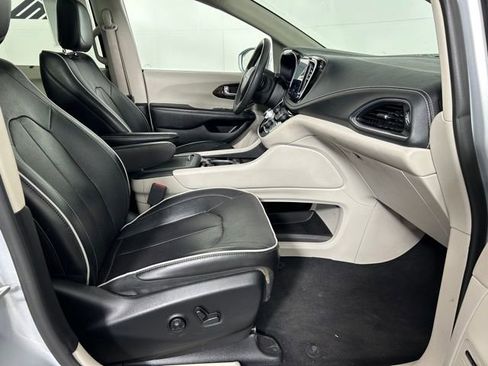Used 2022 Chrysler Pacifica Limited FWD image 9