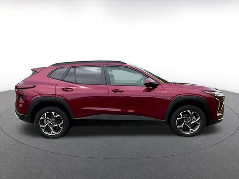 Used 2025 Chevrolet Trax LT FWD image 15