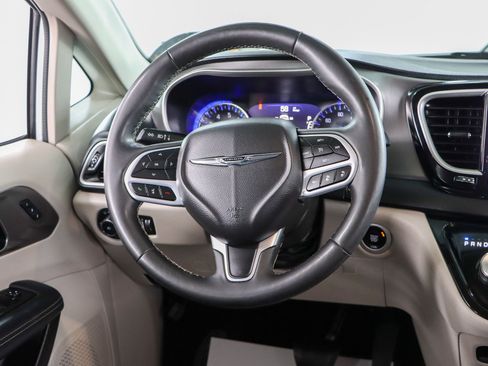 Used 2023 Chrysler Pacifica Touring-L FWD image 12