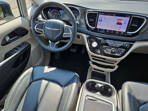 Used 2024 Chrysler Pacifica Touring-L FWD image 10