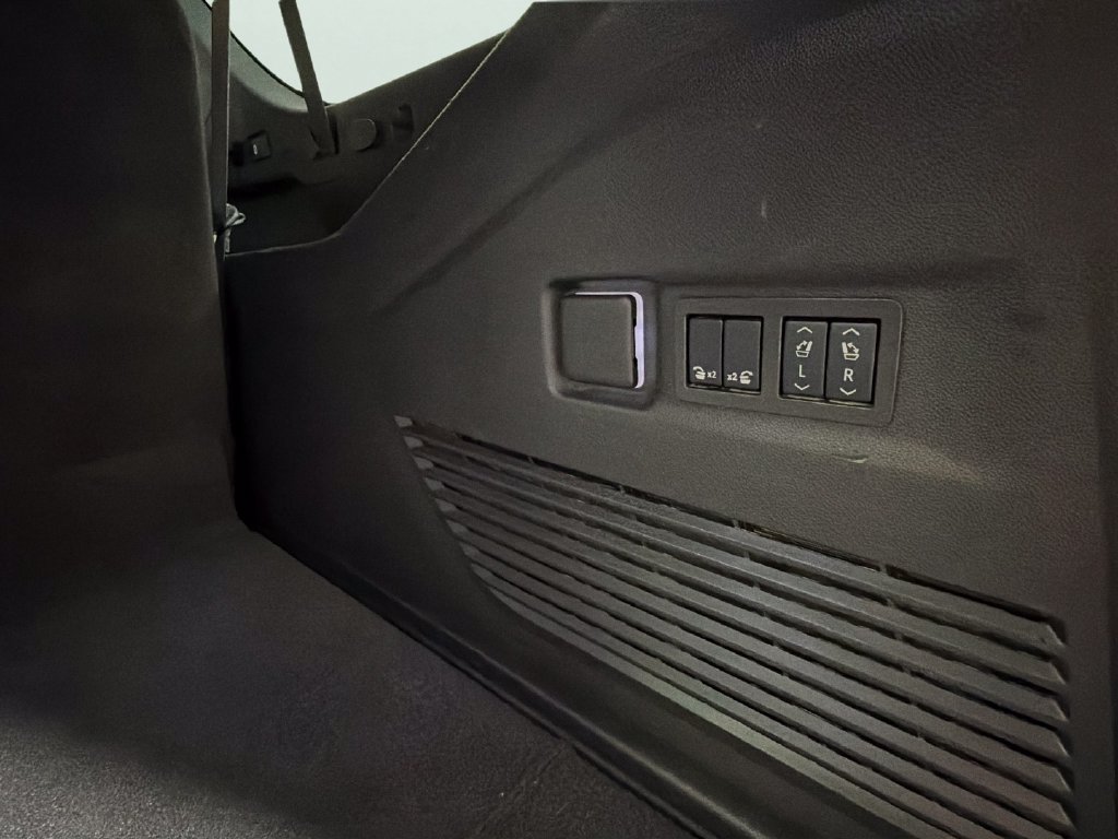 Used 2025 Chevrolet Suburban Premier RWD image 30