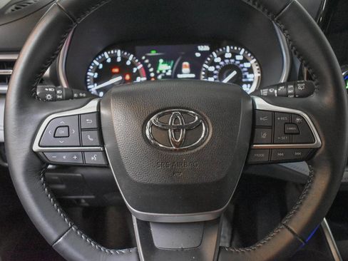 Used 2022 Toyota Highlander XLE image 12