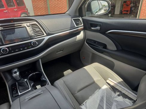 Used 2015 Toyota Highlander Limited w/ Driver Technology Package AWD/4WD image 13