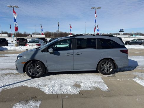 Used 2025 Honda Odyssey Touring image 8