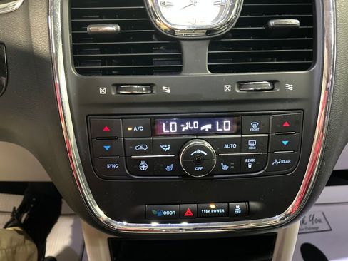 Used 2016 Chrysler Town & Country Touring-L FWD image 19