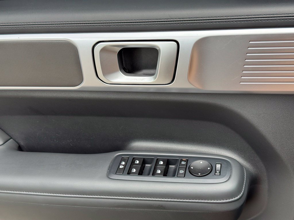 Used 2025 Hyundai Santa Fe SEL FWD image 23