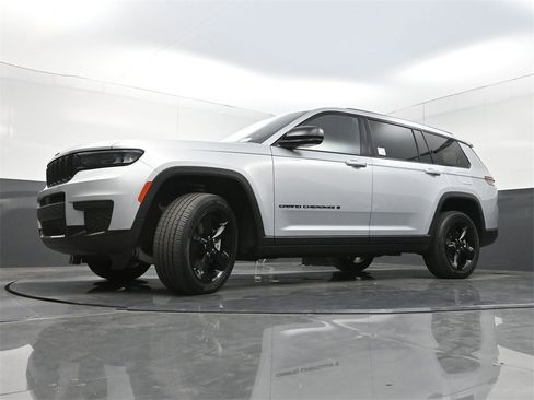 Used 2023 Jeep Grand Cherokee L Laredo image 30