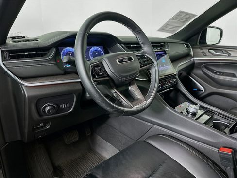 Used 2022 Jeep Grand Cherokee Overland w/ Luxury Tech Group IV image 9