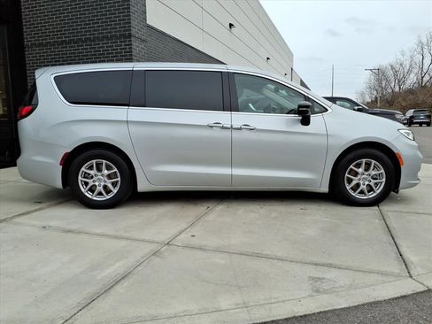 Used 2024 Chrysler Pacifica Touring-L image 8