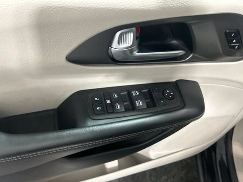 Used 2024 Chrysler Pacifica Touring-L FWD image 21