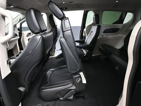 Used 2024 Chrysler Pacifica Touring-L FWD image 36