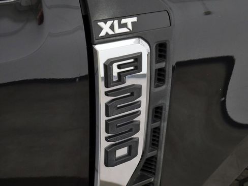 Used 2023 Ford F250 XLT AWD/4WD image 9