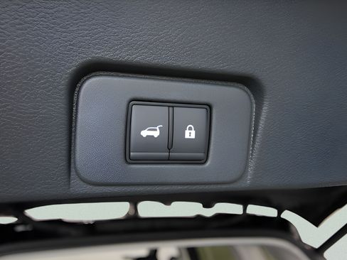 Used 2025 Nissan Rogue Platinum AWD/4WD image 31