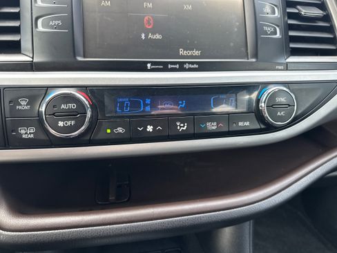 Used 2019 Toyota Highlander LE AWD/4WD image 30