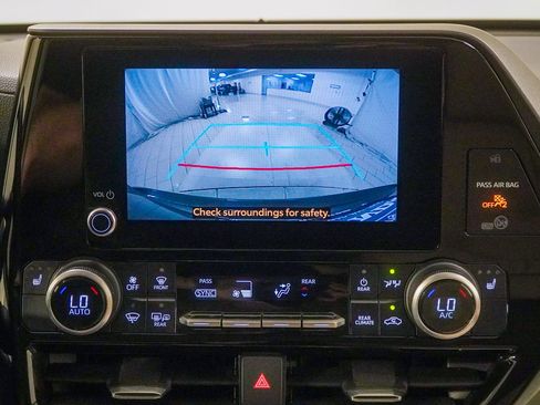 Used 2024 Toyota Highlander XLE AWD/4WD image 29