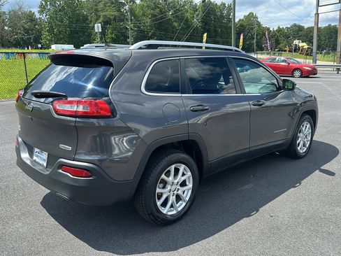Used 2018 Jeep Cherokee Latitude Plus FWD image 5