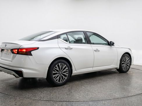 Used 2025 Nissan Altima 2.5 SV FWD image 9