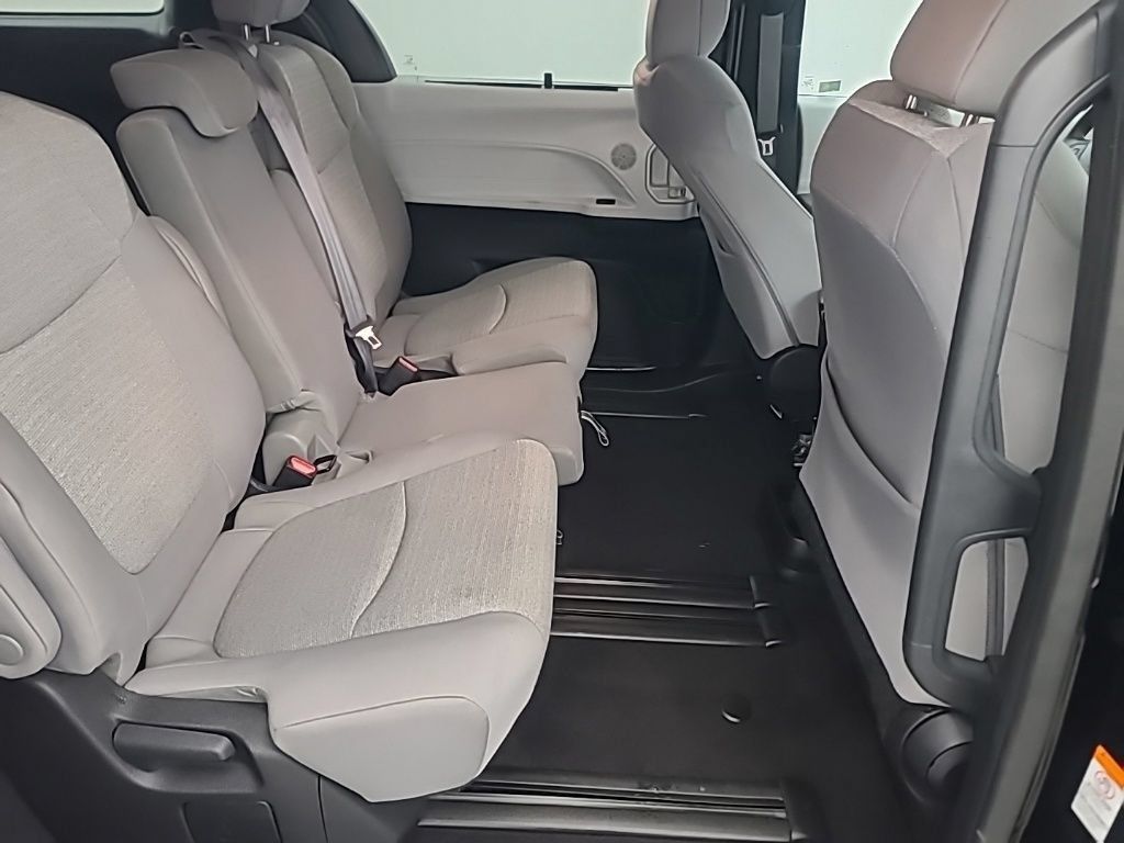 Used 2025 Toyota Sienna LE FWD image 18