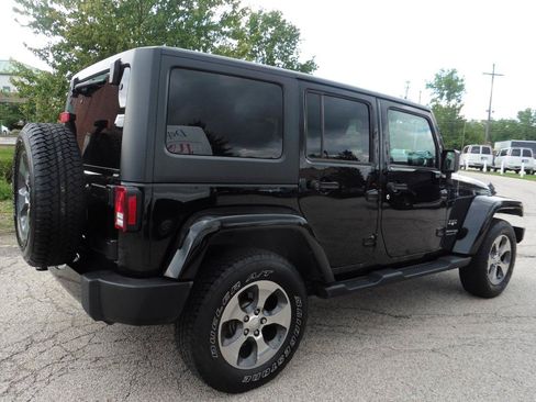 Used 2018 Jeep Wrangler Unlimited Sahara w/ Connectivity Group AWD/4WD image 17