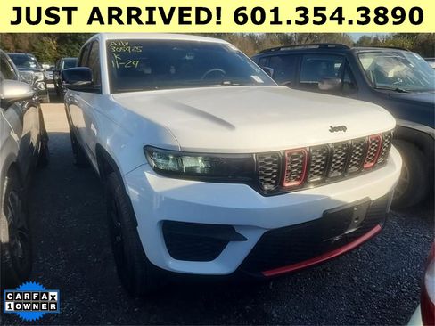 Used 2025 Jeep Grand Cherokee Altitude image 1