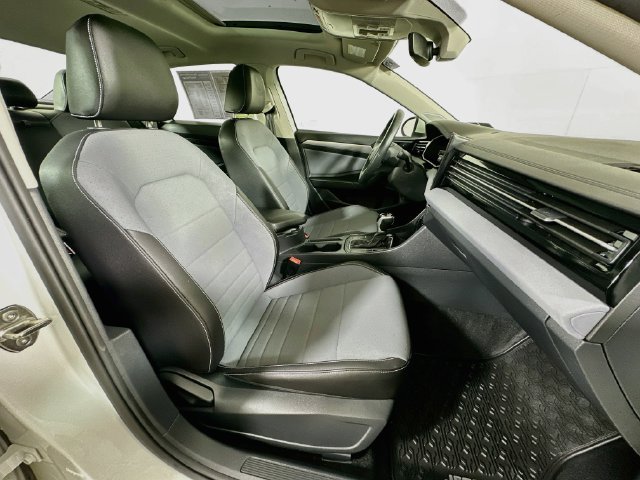 Used 2025 Volkswagen Jetta SE w/ Sunroof Package FWD image 27