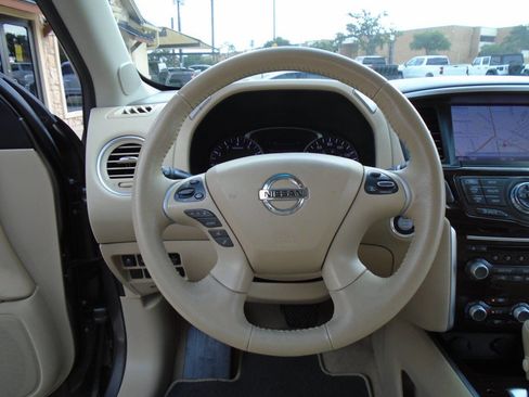 Used 2014 Nissan Pathfinder Platinum FWD image 17
