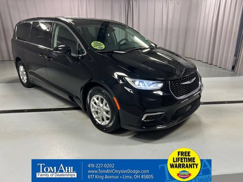 Used 2024 Chrysler Pacifica Touring-L w/ Uconnect Theater Family Group FWD image 1